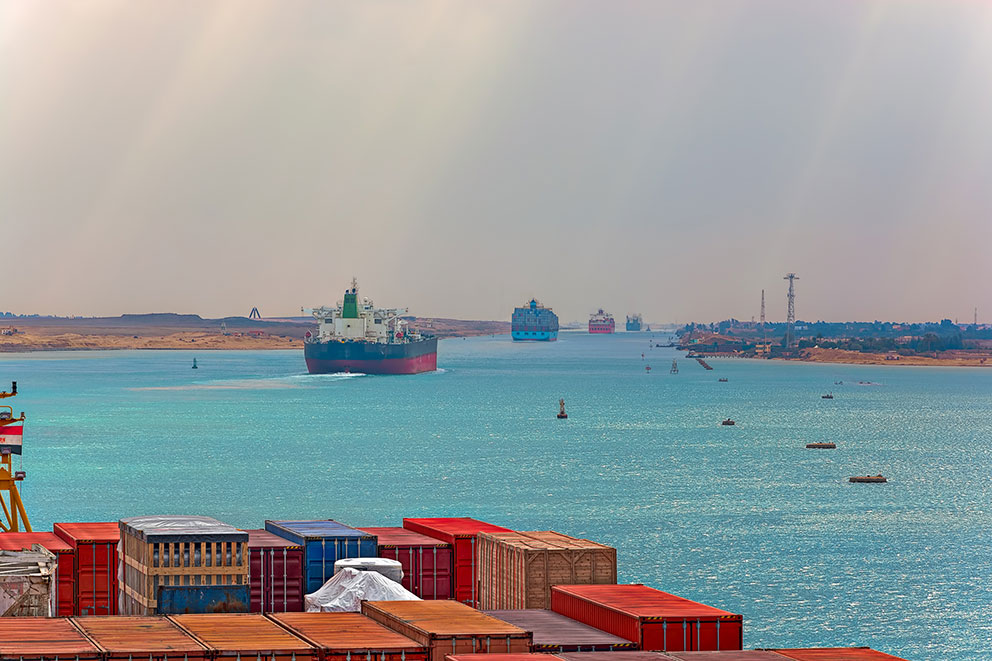 Blockade des Suezkanals: DIN- und ISO-Normen helfen, die Aufrechterhaltung der Betriebsfähigkeit zu sichern.